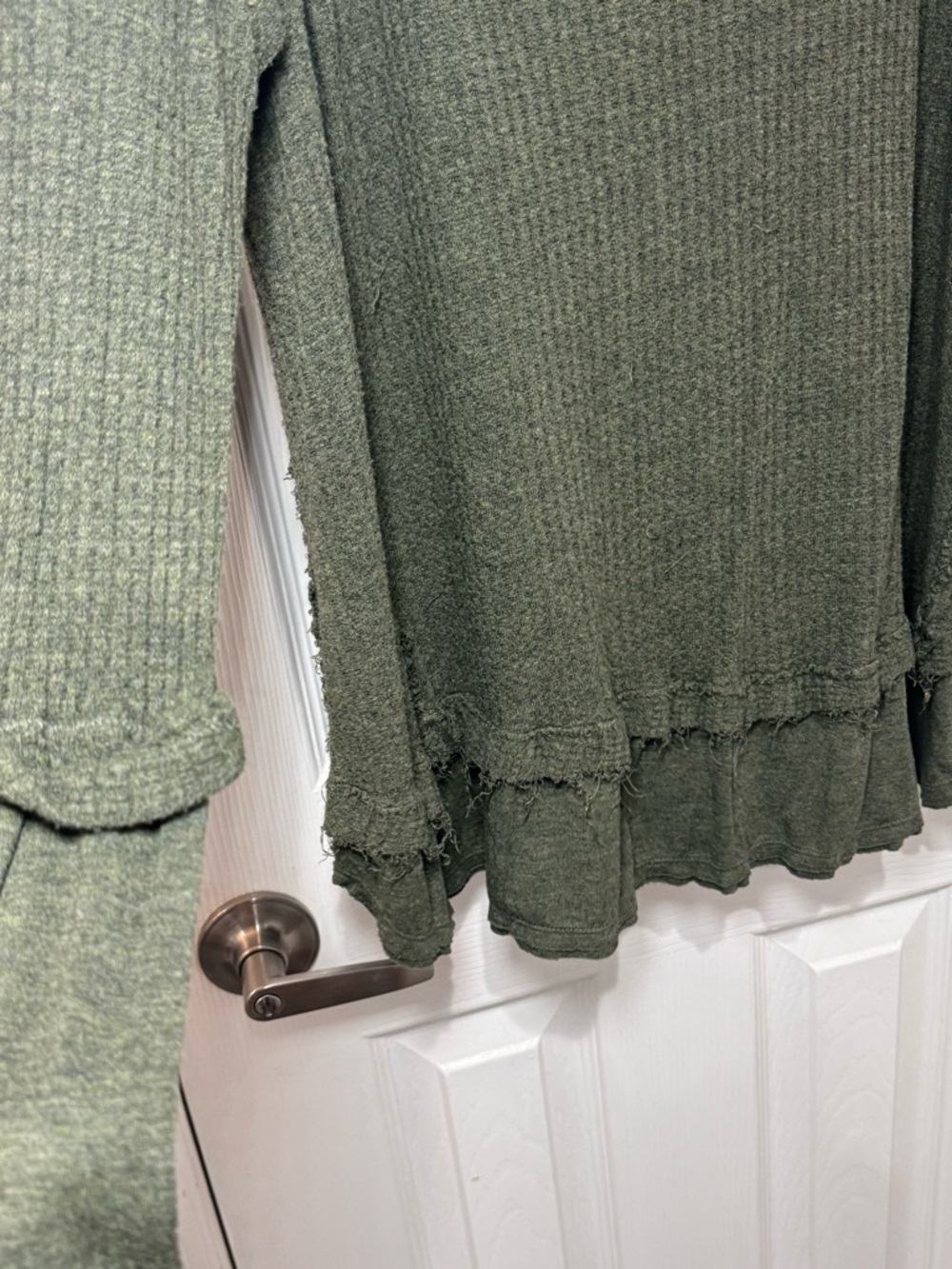 🫒 Free People Olive Green V-Neck Long Sleeve Ruffle Hem Top 🫒 - Picture 3 of 5